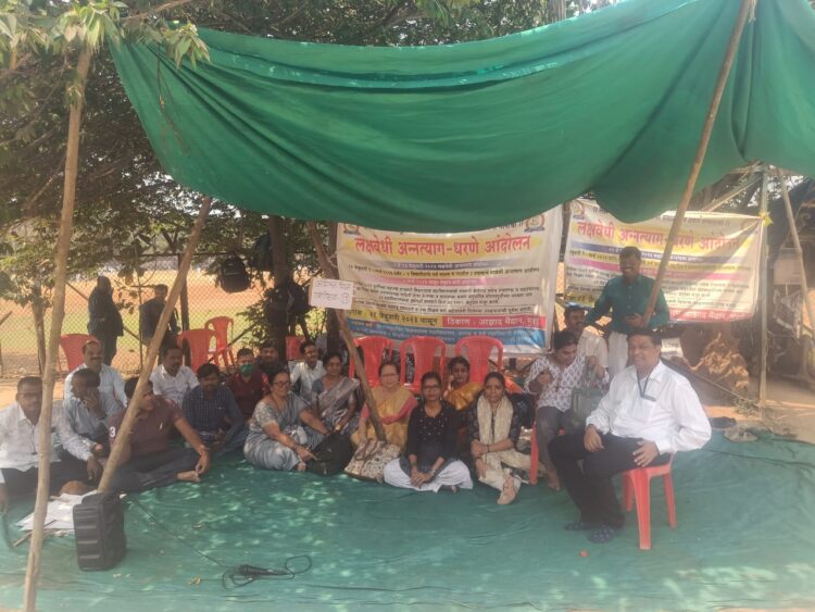 राज्यातील विनाअनुदानित शिक्षणशास्त्र महाविद्यालयांच्या शंभर टक्के अनुदानासाठीच्या आंदोलनकडे तीन आठवडे उलटल्यानंतर ही राज्य शासनाचे दुर्लक्ष.* शिक्षक घडविणाऱ्या शिक्षकांच्या वरील अन्यायामुळे शिक्षण क्षेत्रात संतप्त प्रतिक्रिया