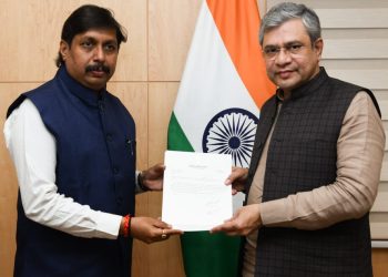 अकलूजमध्ये एफ एम प्रक्षेपक केंद्र स्थापनेसाठी केंद्रीय मंत्री अश्विनी वैष्णव यांच्याकडे खासदार धैर्यशील मोहिते-पाटील यांची मागणी