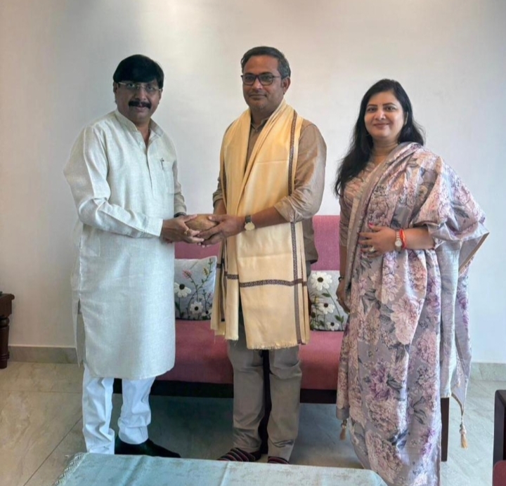 उद्योजक व लेखक शरद तांदळे यांची खासदार धैर्यशील मोहिते पाटील यांच्याकडे दिल्ली येथे दिली सदिच्छा भेट
