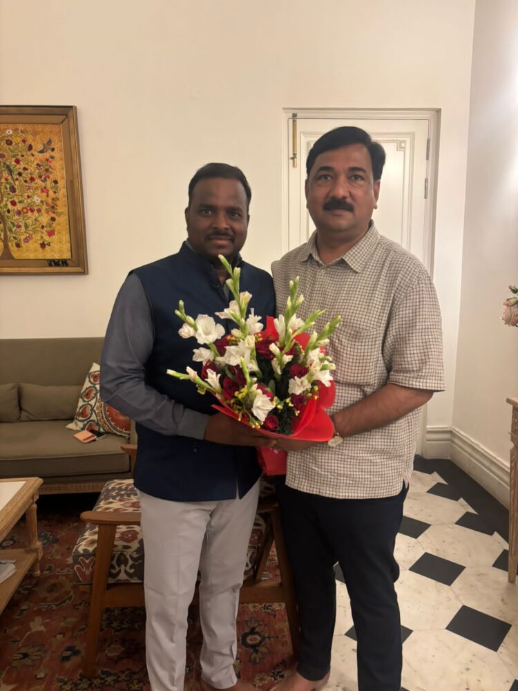 धाराशिव लोकसभा नवनियुक्त संपर्क प्रमुख दिल्लीतील श्रीकांत शिंदे यांच्या निवासस्थानी राजकीय खलबतं… .प्रवक्ते योगेश केदार यांनी नव्या जबाबदारी बद्दल माजी खासदार उन्मेष पाटील यांचा सन्मान केला.