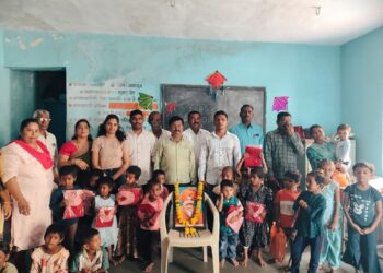 लोकराजा राजर्षी छत्रपती शाहू महाराज जयंतीनिमित्त अंगणवाडीतील बालकांना गणवेश व खाऊचे वाटप