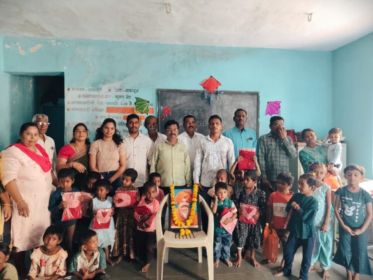 लोकराजा राजर्षी छत्रपती शाहू महाराज जयंतीनिमित्त अंगणवाडीतील बालकांना गणवेश व खाऊचे वाटप