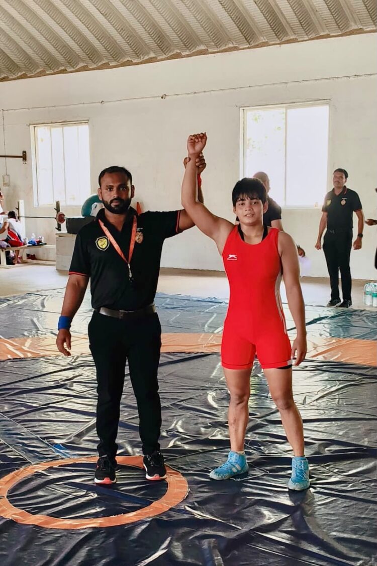 रोहतकच्या राष्ट्रीय कुस्ती स्पर्धेसाठी अनुष्का हास्पेची महाराष्ट्र संघात निवड; ग्रामीण कन्येच्या जिद्दीला यशाचे बळ