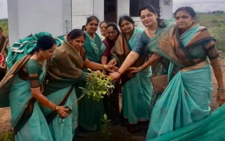 वटपौर्णिमा आणि कृषी दिनाचे औचित्य साधत जिजाऊ ब्रिगेडतर्फे भव्य वृक्षारोपण; निसर्ग संवर्धनाचा दिला अनोखा संदेश जिजाऊ ब्रिगेडच्या पुणे विभागीय अध्यक्षा प्रा. डॉ. मीनाक्षी अमोल जगदाळे व त्यांच्या टीमचा स्तुत्य उपक्रम;