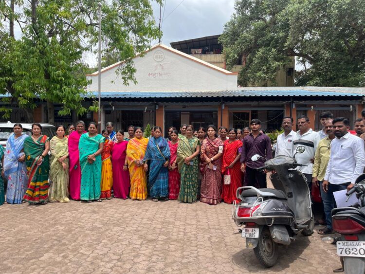 बागेचीवाडी गावातील भारनियमन बंद न झाल्यास महावितरण कार्यालयाला घेराव घालणार राजेश्वरी कृष्णराज मानेपाटील लोडशेडिंग विरोधात बागेचीवाडी गावातील रणरागिणींचा यल्गार